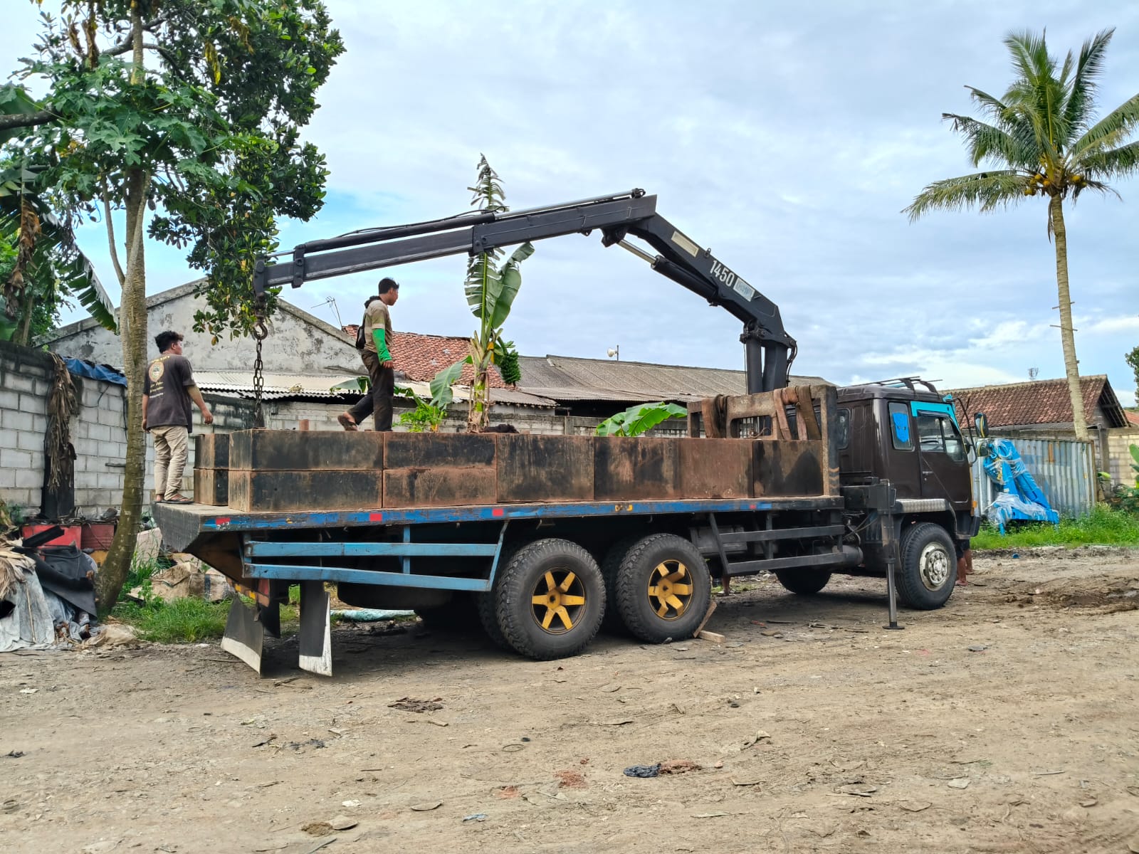 Mobil Crane 7 Ton bekerja di lokasi