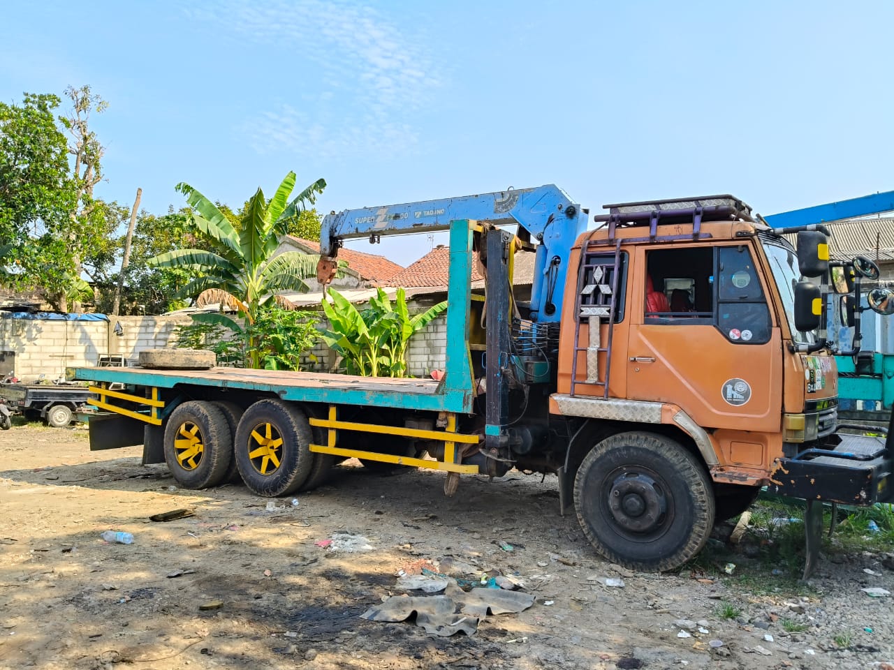 Mobil crane 7 ton di proyek infrastruktur Depok